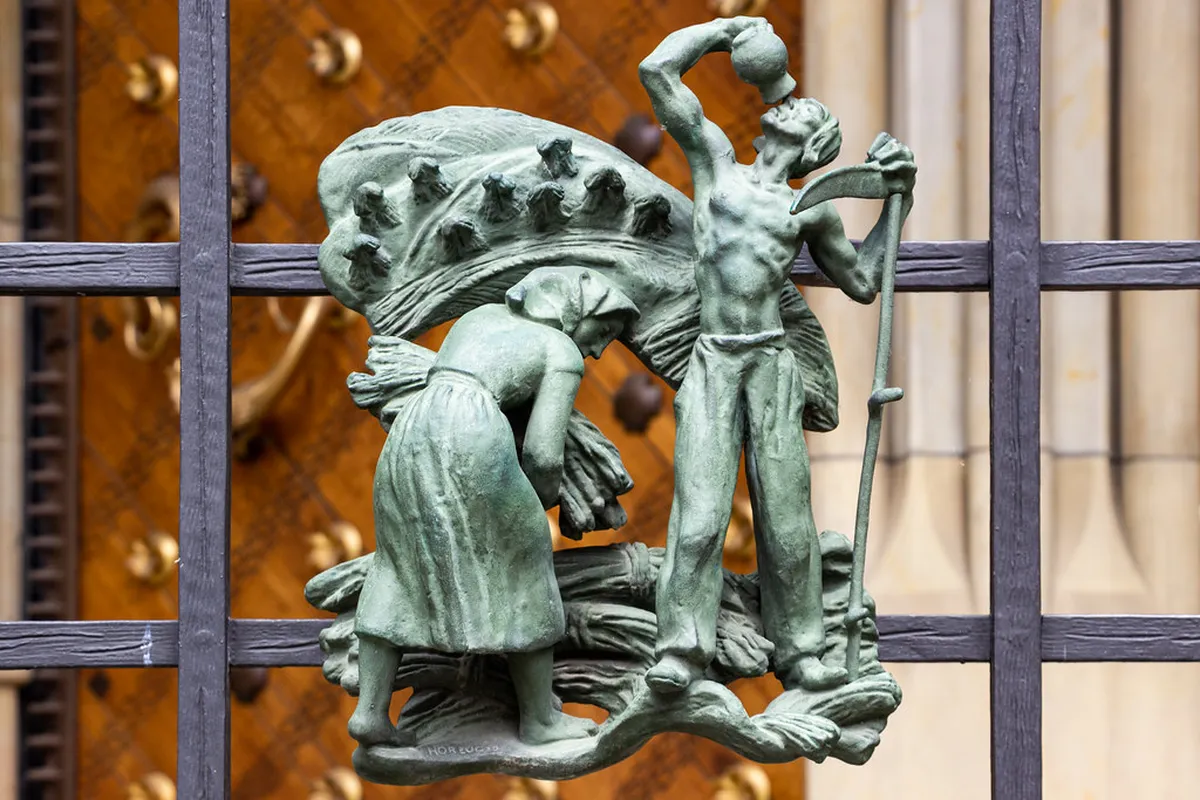 St Vitus Cathedral Entrance Info: Top 10 Things to See